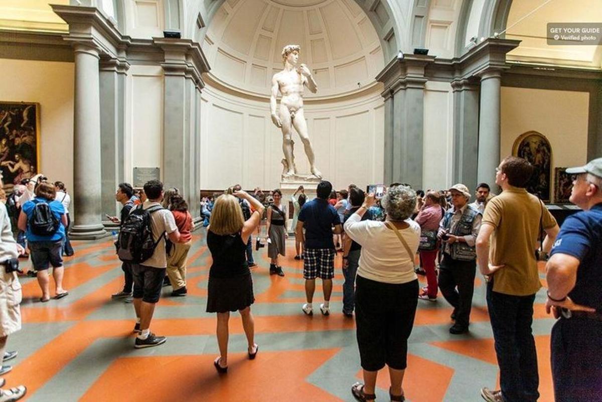 orang ramai melihat patung di muzium