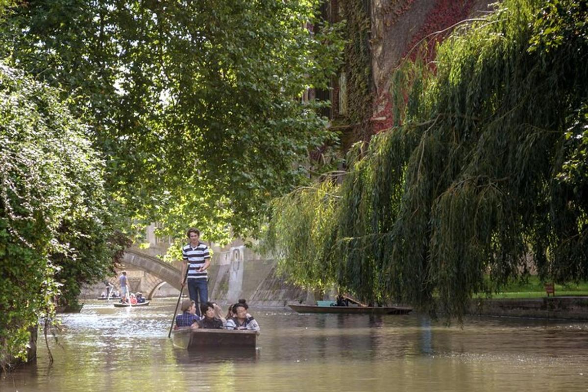 un gruppo di persone che viaggiano in barca su un fiume