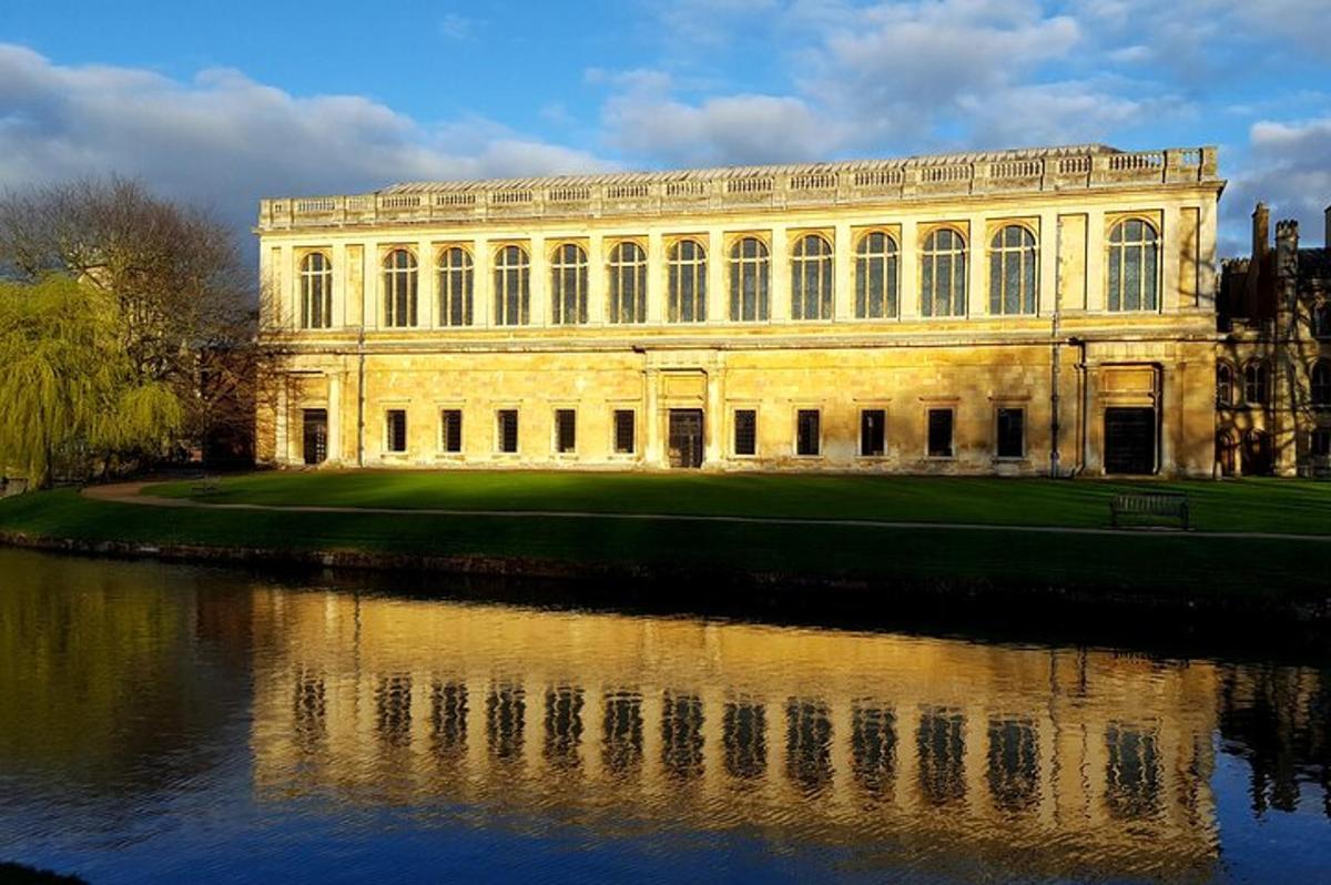 un grande edificio accanto a uno specchio d'acqua