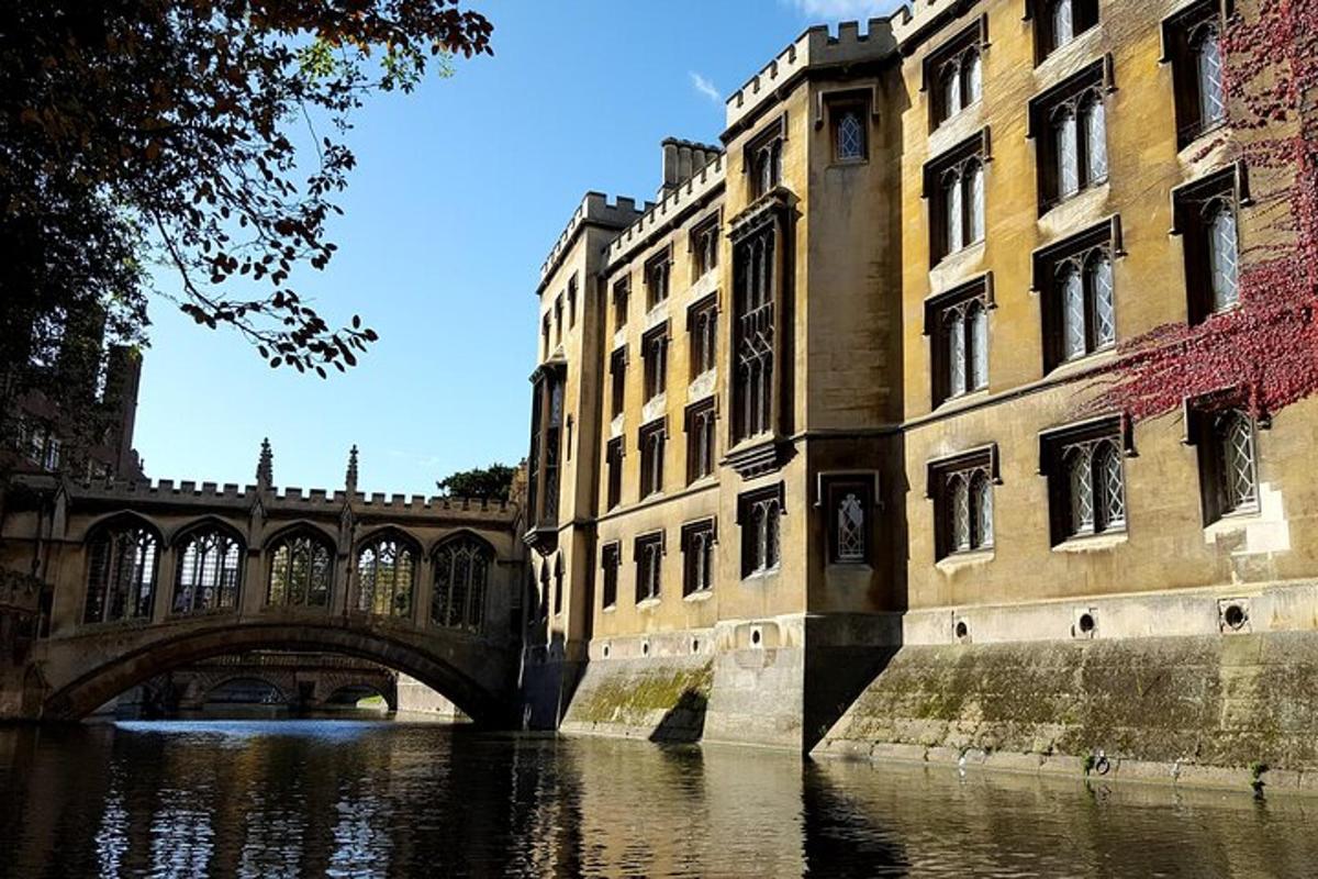 un ponte sopra un fiume accanto a un edificio