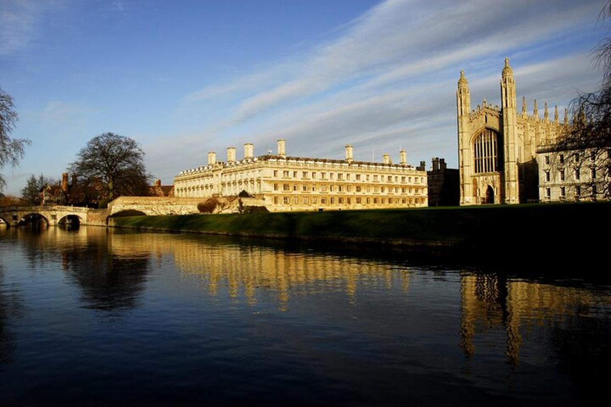 un grande edificio accanto a un fiume con un ponte