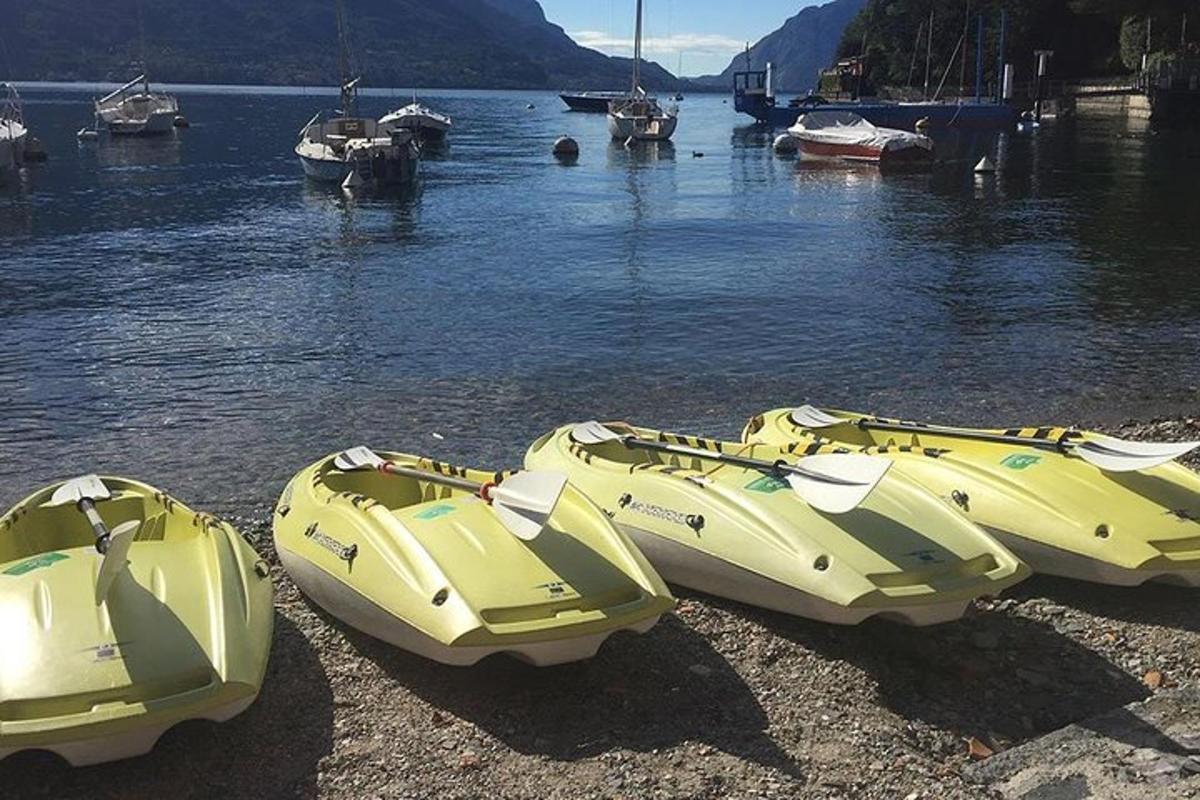 tres barques grogues a la vora d'una massa d'aigua