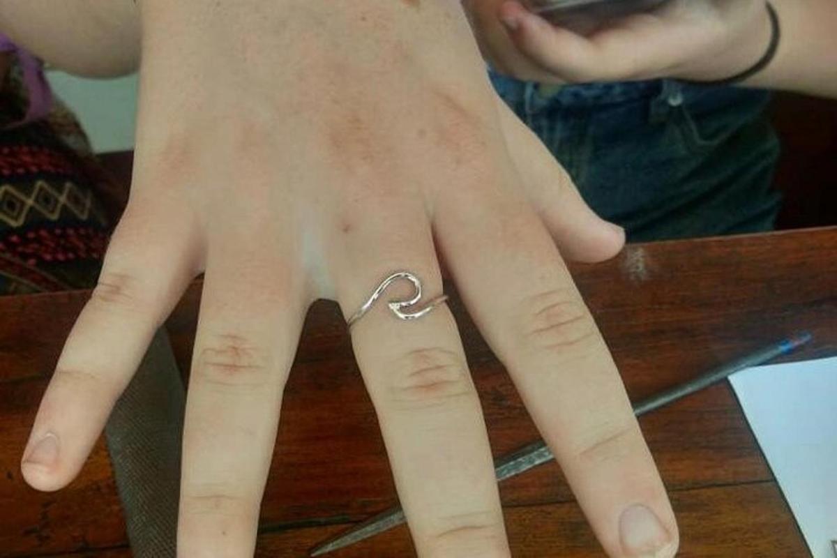 hönd með giftingarhring á fingri