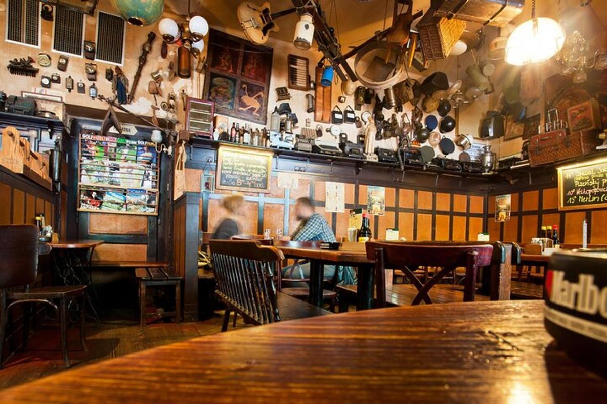 en mann som sitter ved et bord på en restaurant