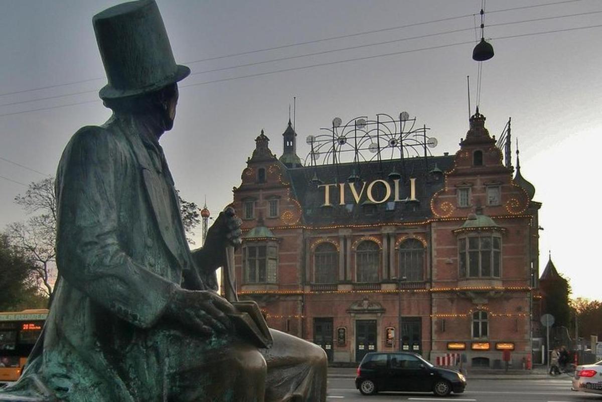 uma estátua de um homem sentado em frente a um prédio
