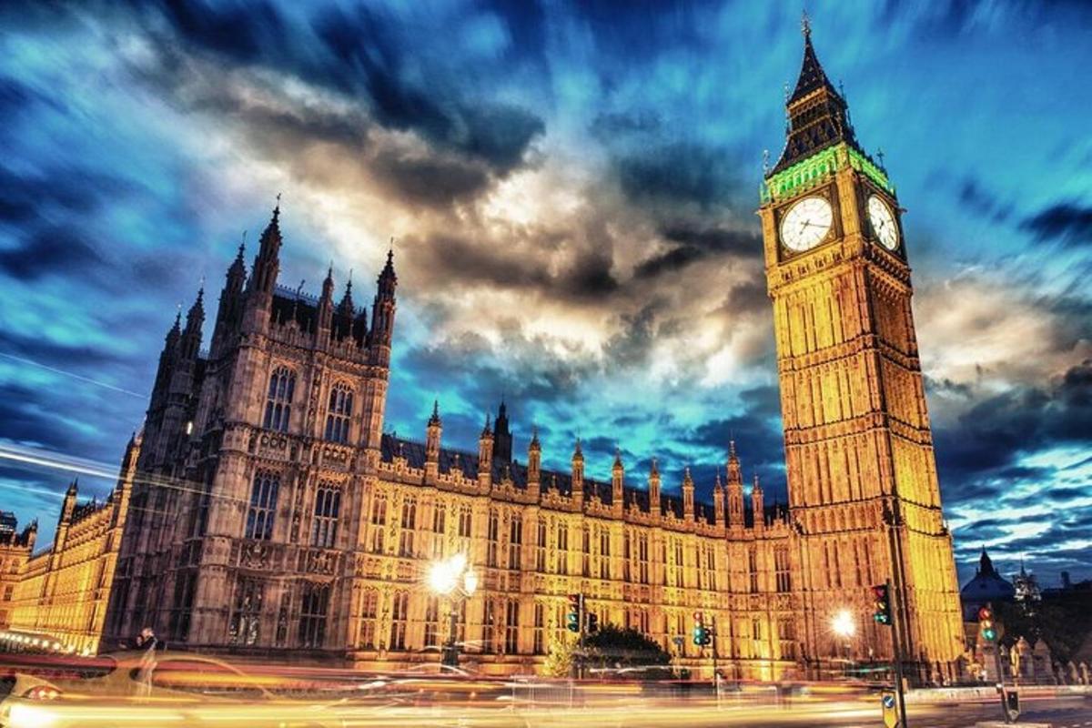 un gran edifici amb una torre del rellotge i el Big Ben