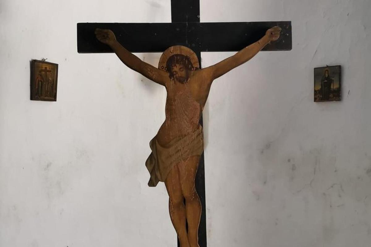 a statue of a builder on a cross on a wall