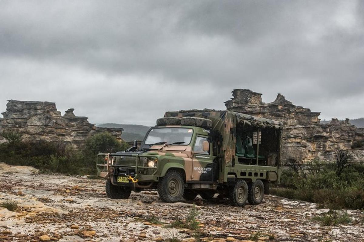 een militaire vrachtwagen geparkeerd op een rotsachtige weg