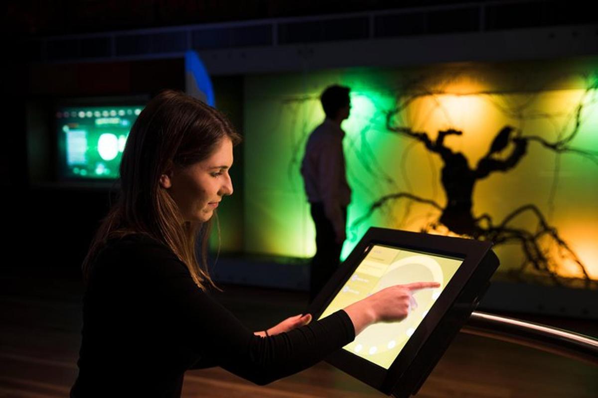 una donna che tiene in mano un tablet in un museo