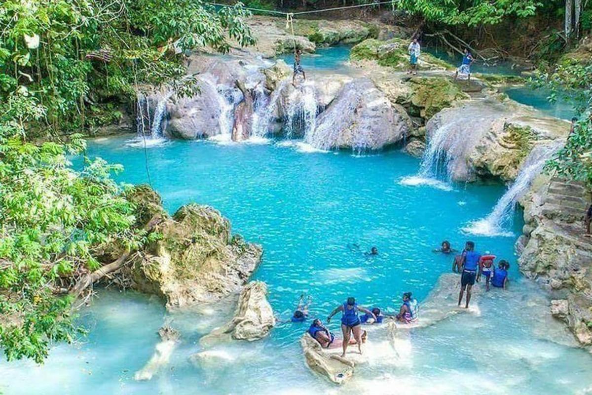sekelompok orang di kolam air biru