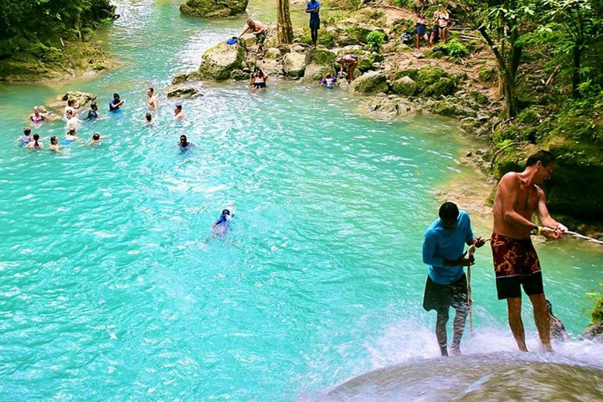 sekelompok orang berenang di sungai