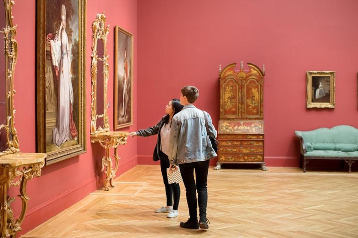 twee mensen staan in een museum en kijken naar een schilderij