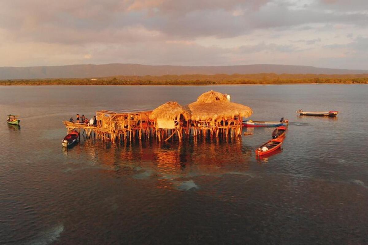 una isla en medio de un cuerpo de agua con barcos