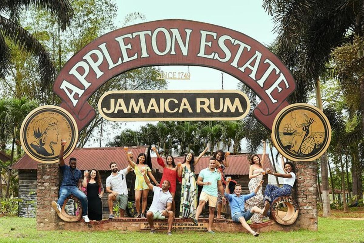 um grupo de pessoas em pé sob uma placa na entrada