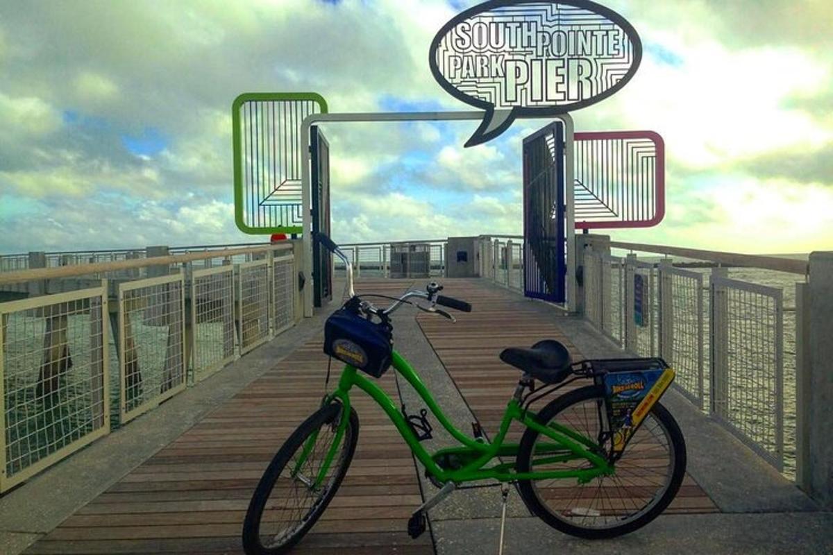 una bicicletta verde è parcheggiata su una passerella