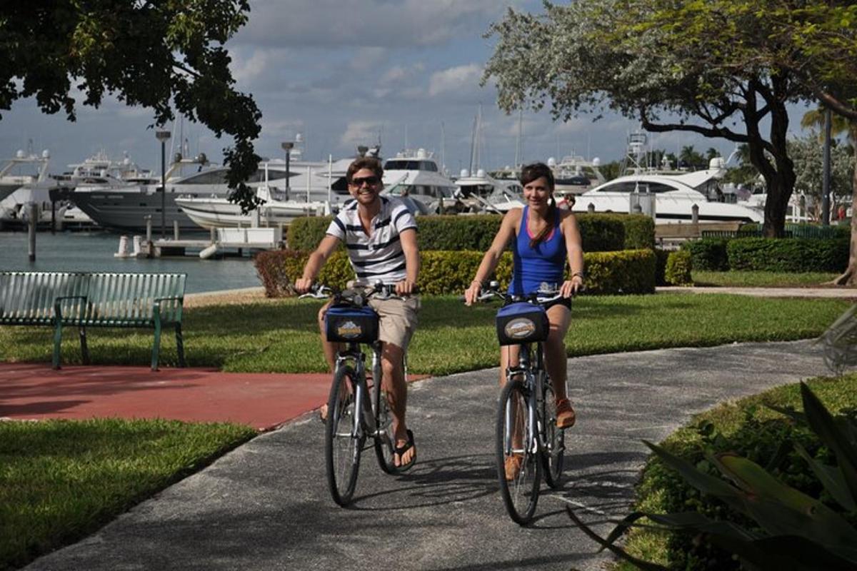 un uomo e una donna in bicicletta lungo un marciapiede