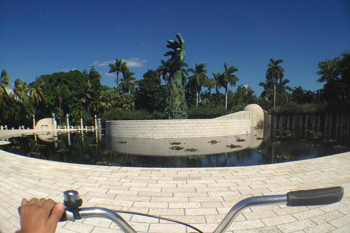 una persona in bicicletta davanti a una fontana