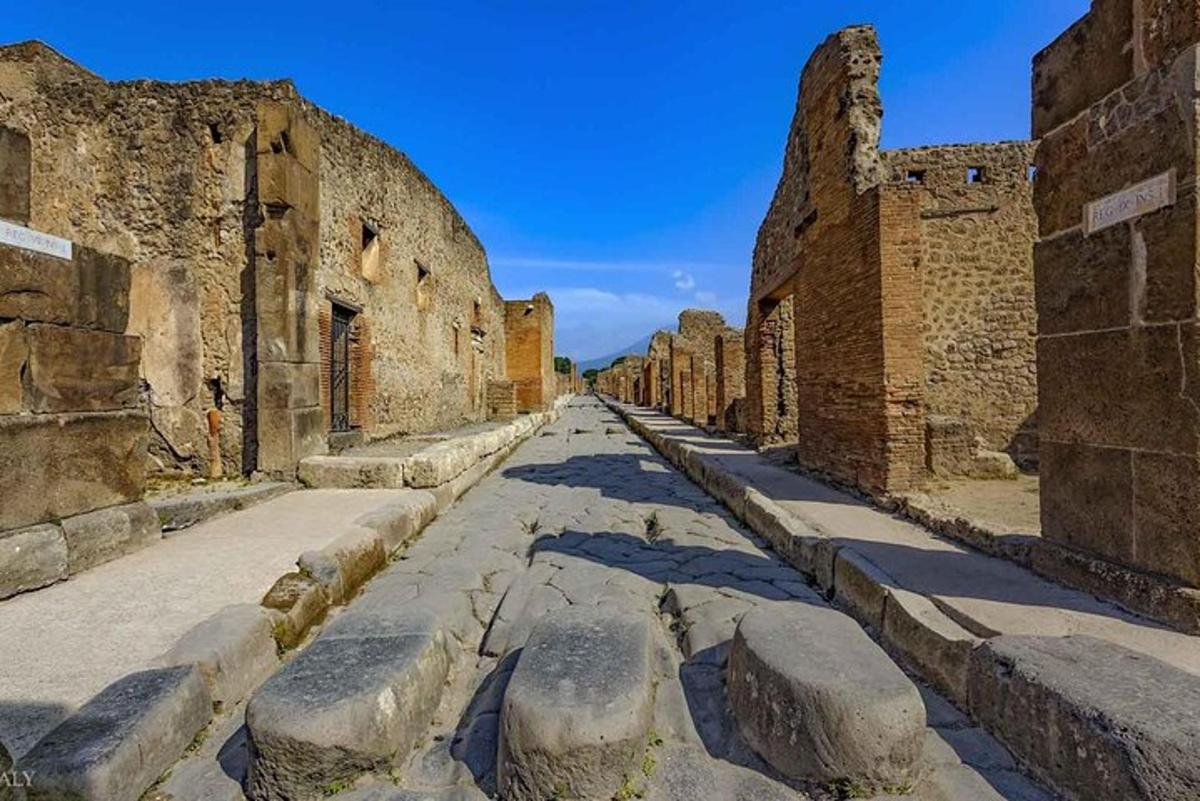 un callejón en las ruinas de un edificio