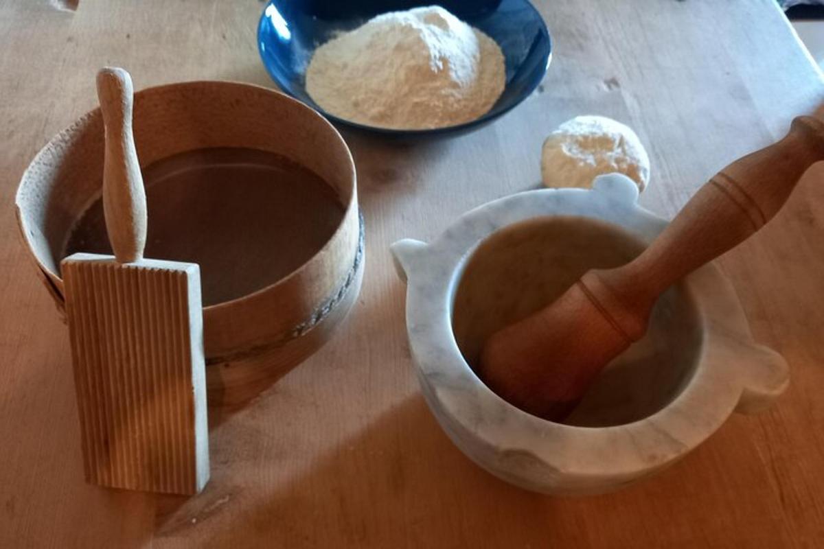ein Holztisch mit einer Schüssel und einer Schüssel Teig