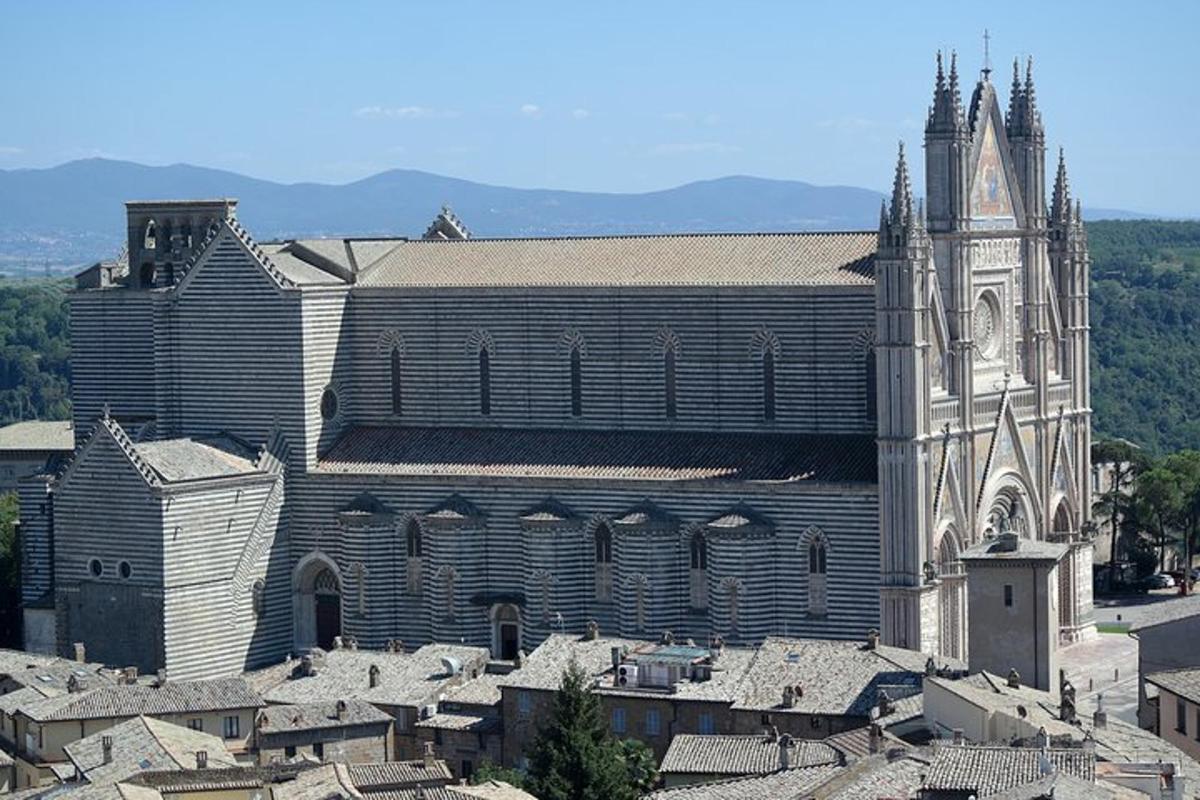 velký kostel s věží a velkou budovou