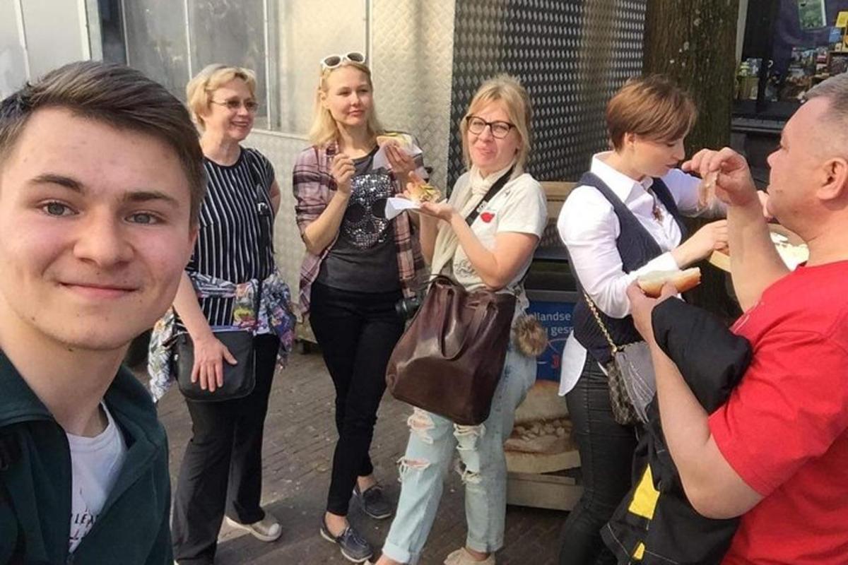 un grup de persones que mengen al voltant