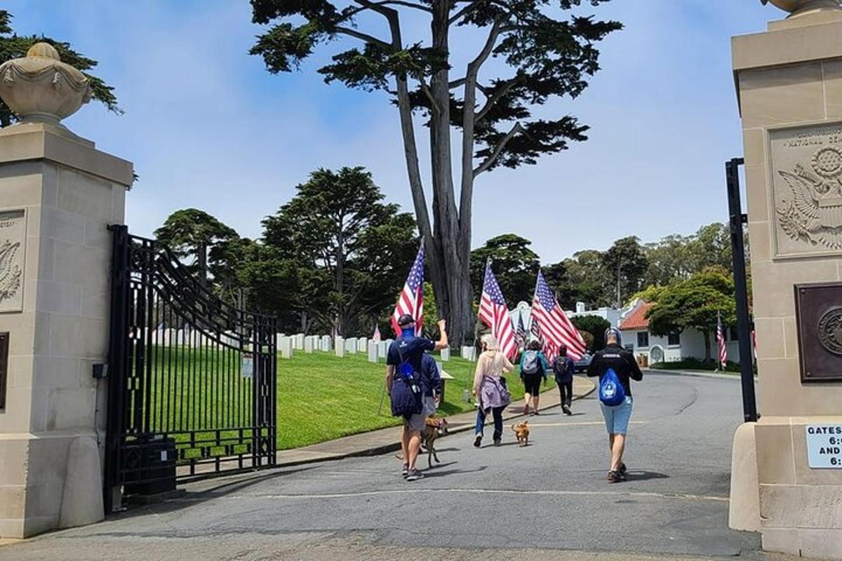 un gruppo di persone che camminano lungo un marciapiede con bandiere americane