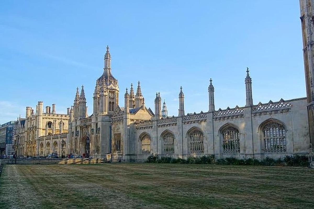 un grande edificio con un grande cortile antistante