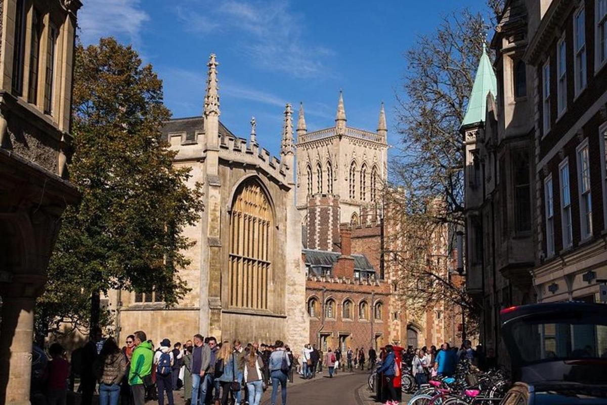 un gruppo di persone che camminano davanti a una cattedrale