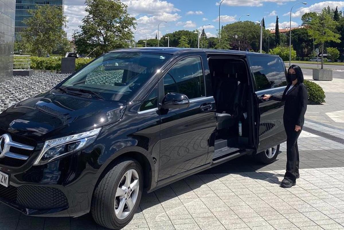 una persona sta salendo su un furgone nero