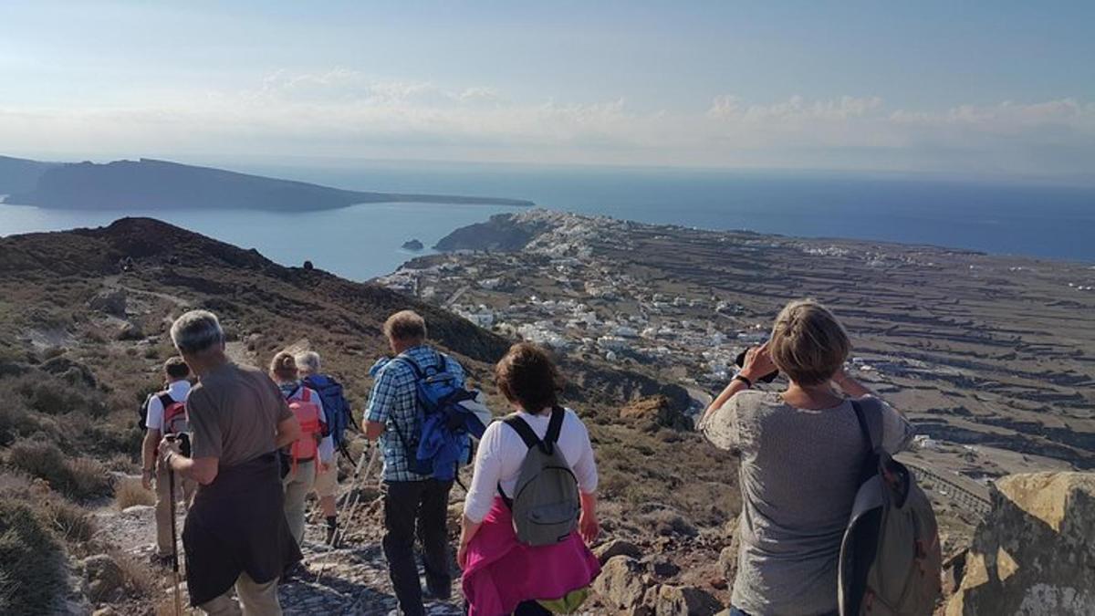 een groep mensen die op de top van een berg staat