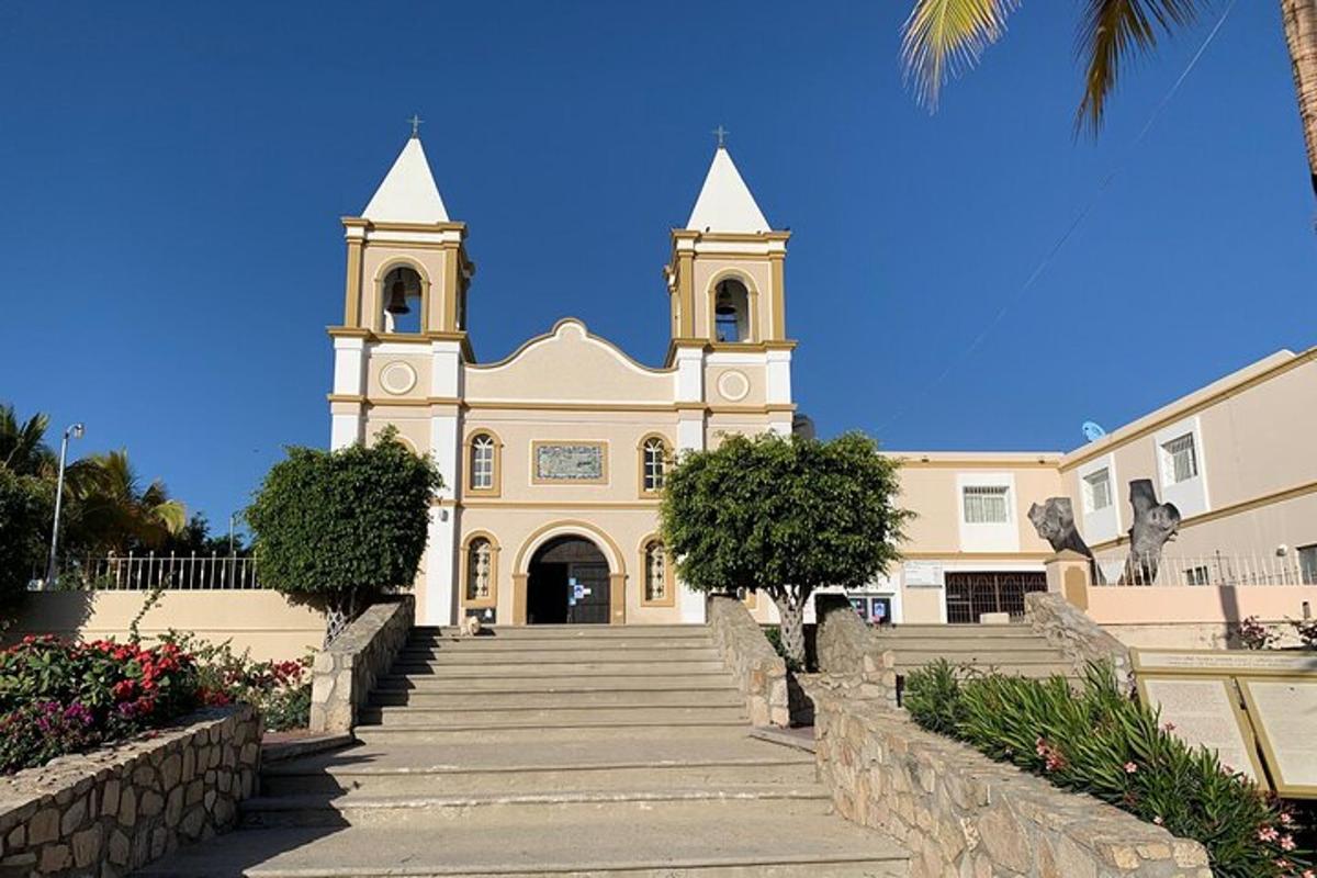 um grande edifício com escadas que levam a uma igreja