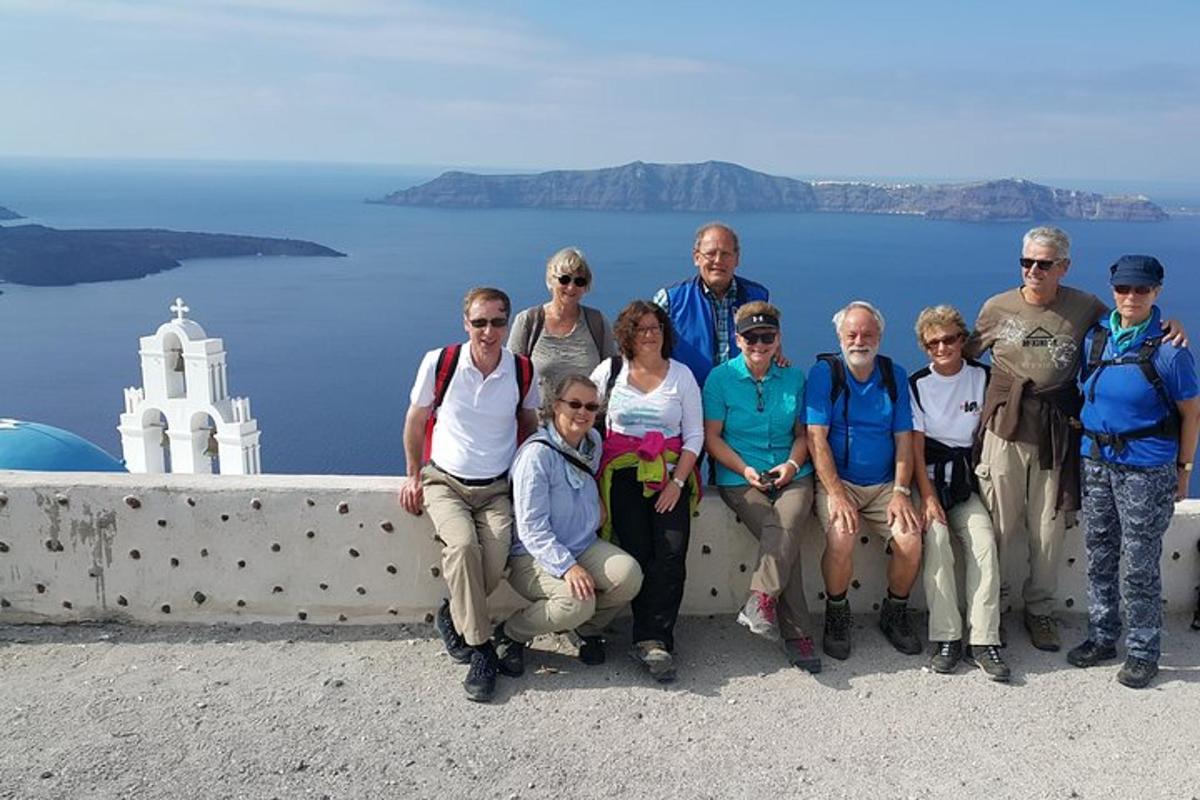 een groep mensen die poseren voor een foto voor de oceaan