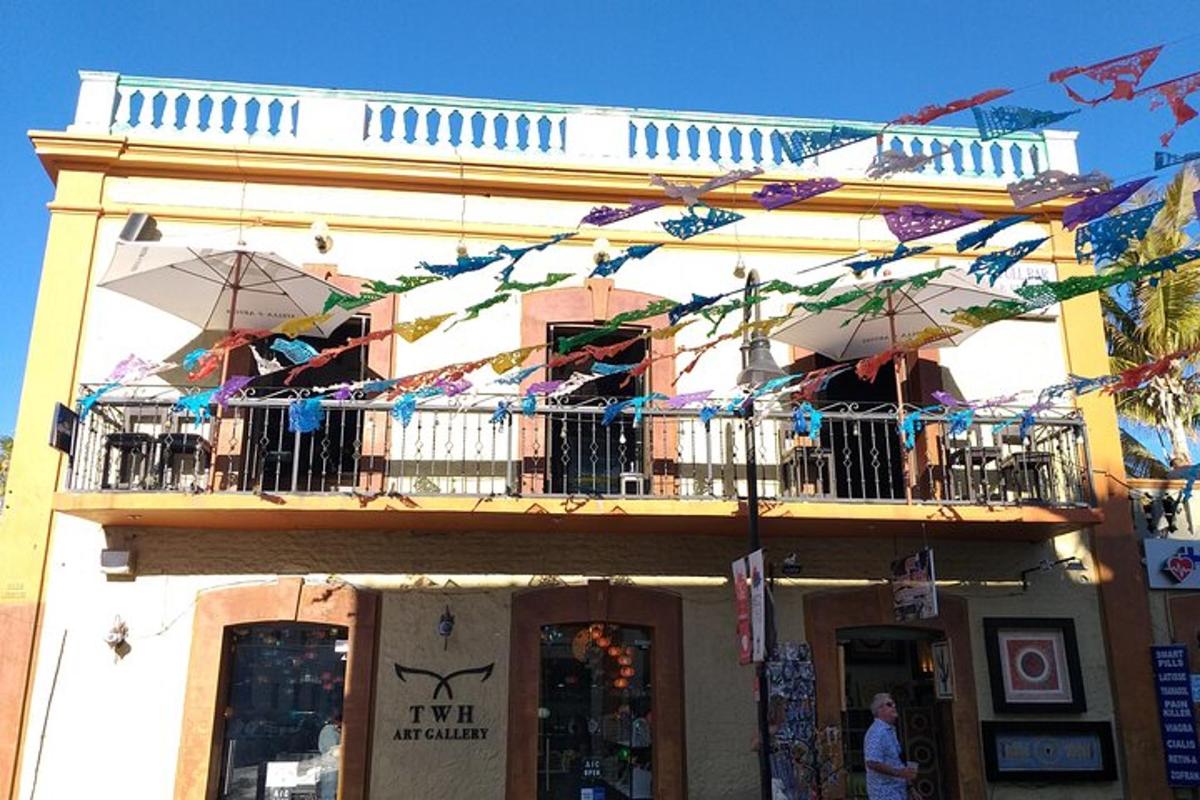 un edificio con un balcone con ombrelloni