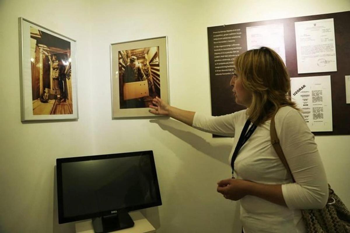 žena si prohlíží expozici v muzeu