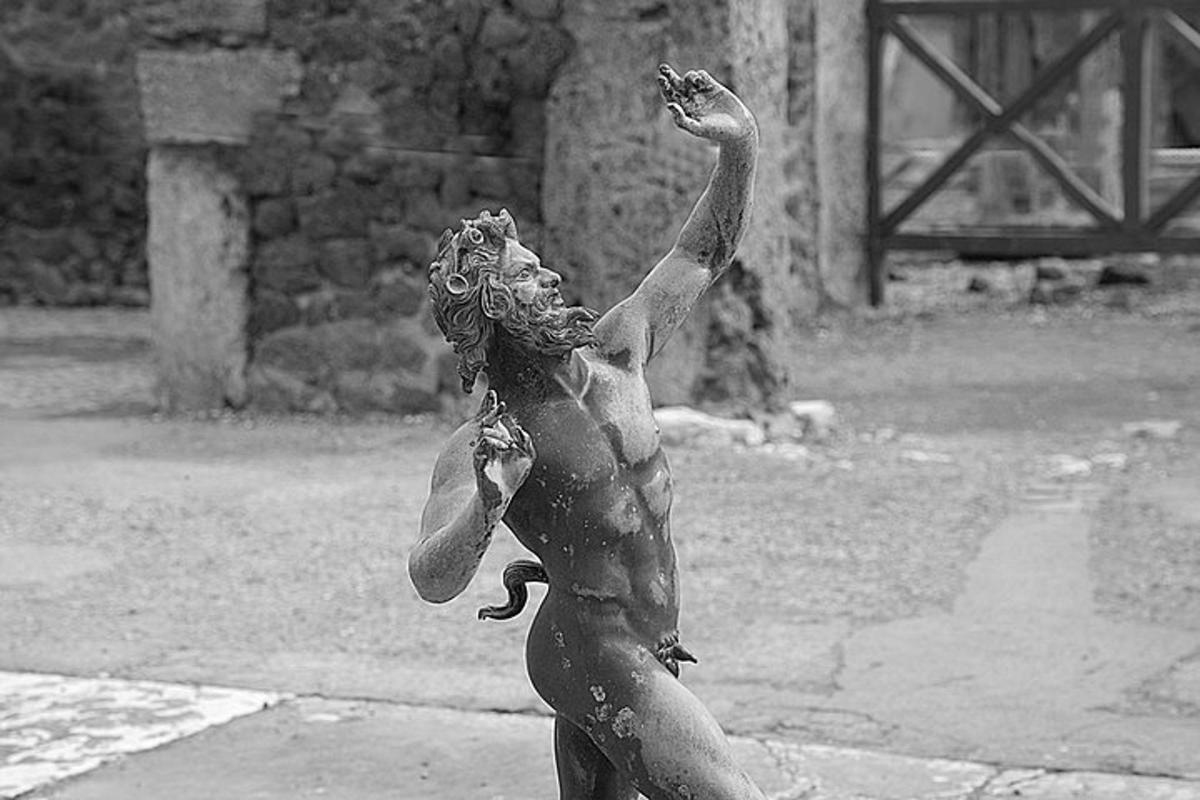 una statua di una donna in piedi nel fango