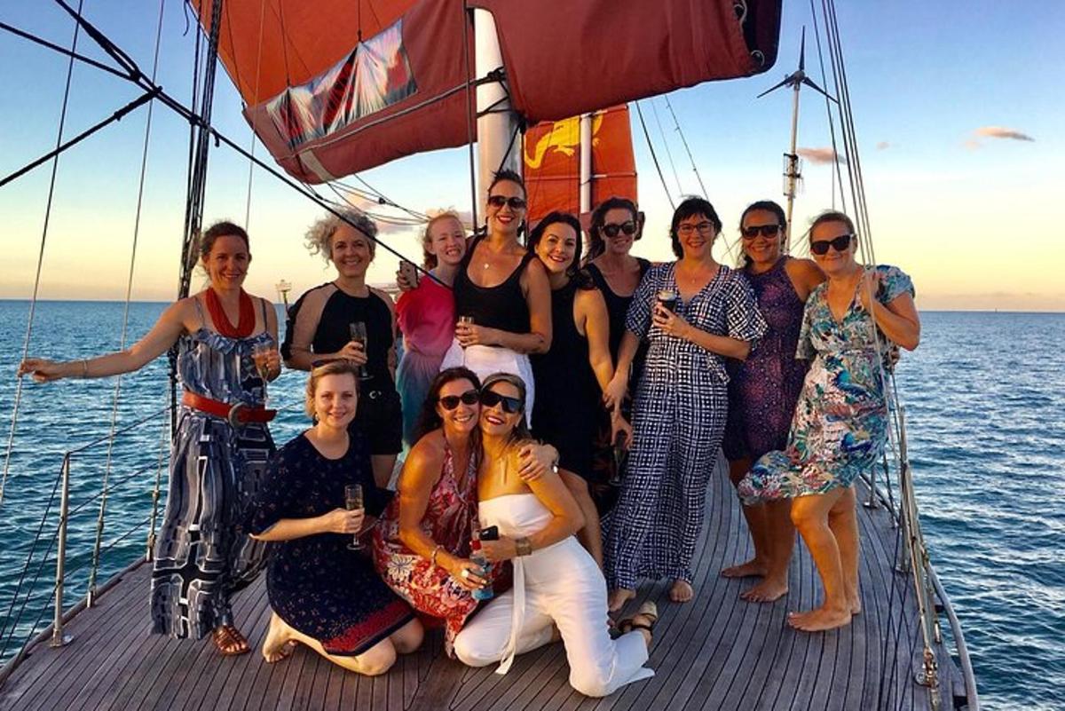 un grup de persones posant per a una foto en un vaixell