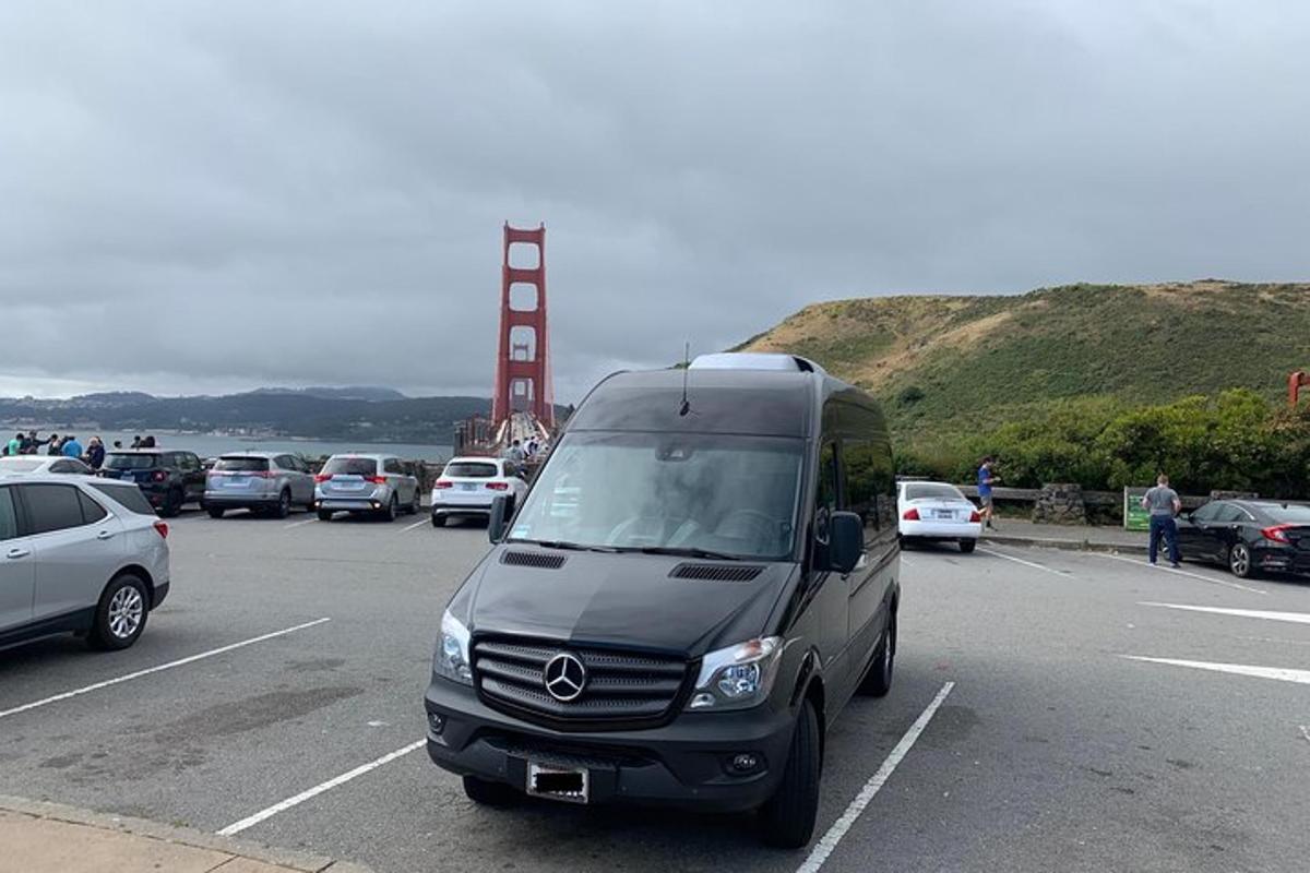 dodávka zaparkovaná na parkovišti poblíž mostu Golden Gate