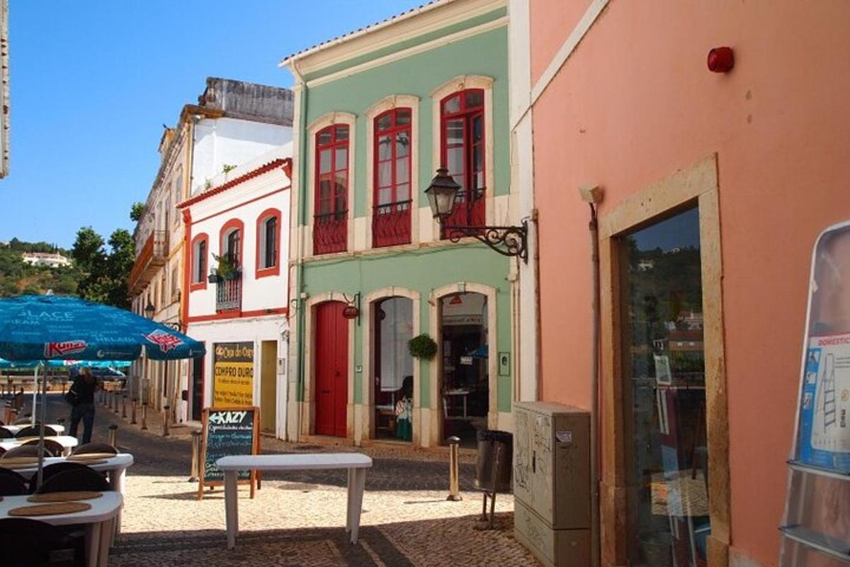 un edificio con finestre rosse su una strada cittadina