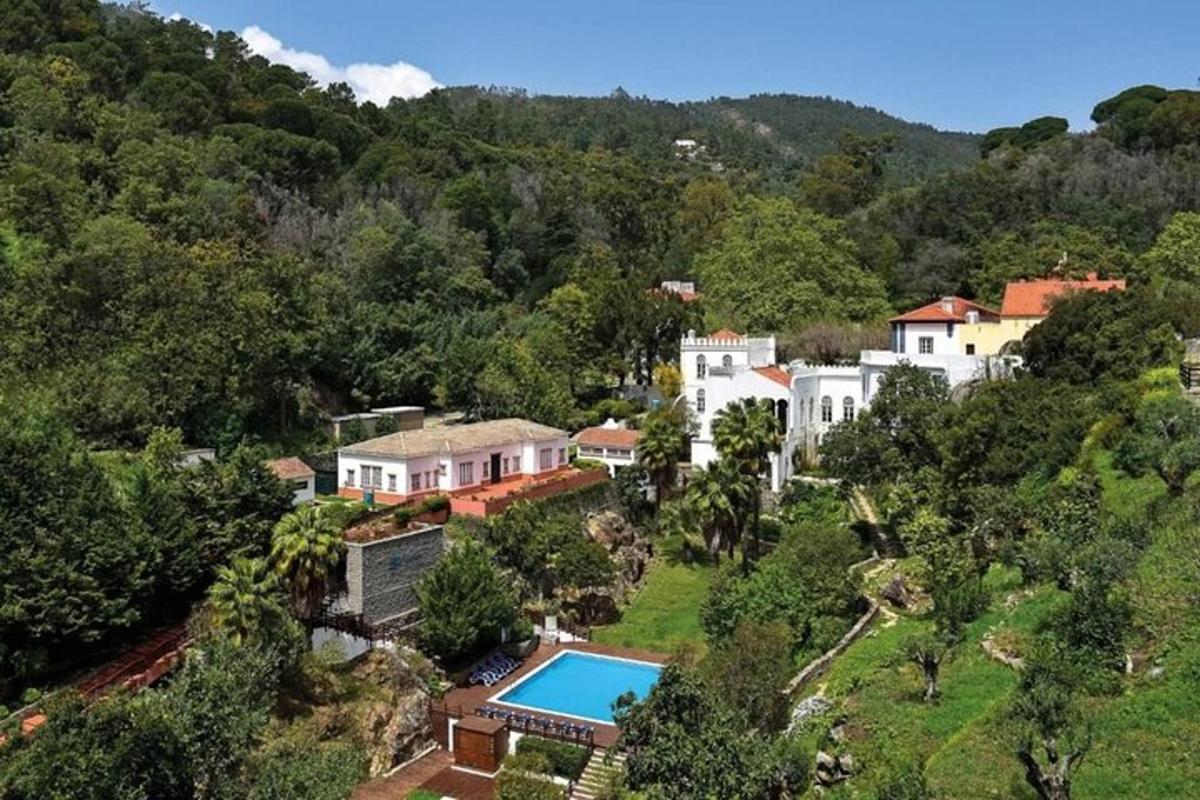 una vista aerea di una casa con piscina