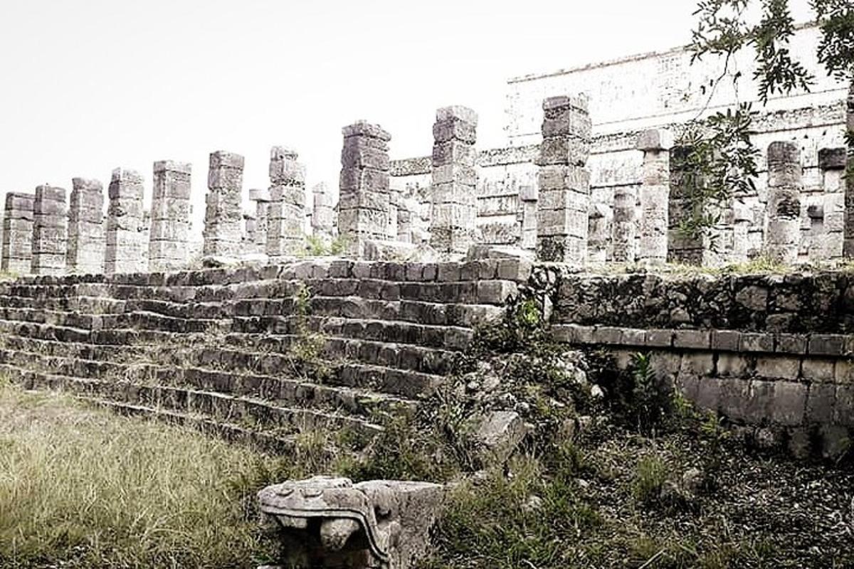 ένας παλιός πέτρινος τοίχος με σκαλοπάτια μπροστά από ένα κτίριο