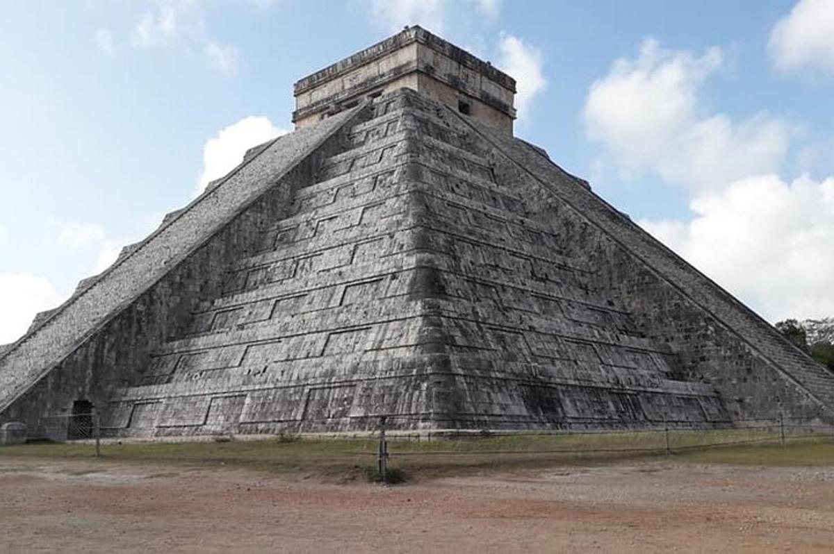 velká pyramida s oblohou v pozadí