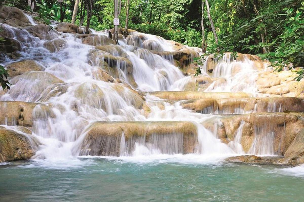 um grupo de cachoeiras em um rio com pedras