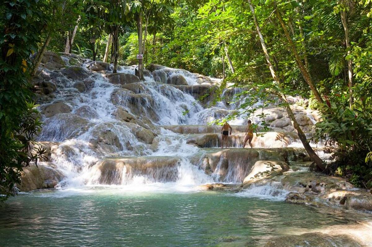ein Wasserfall mit Menschen davor