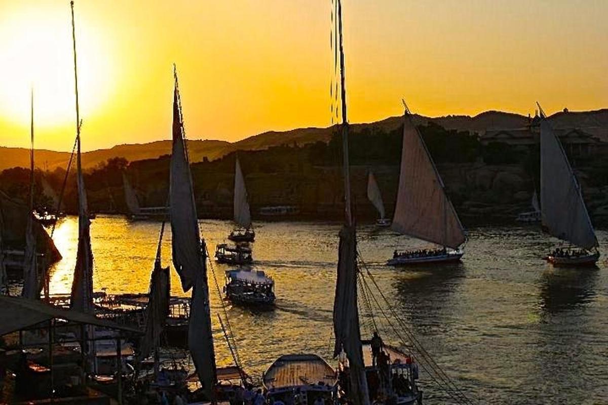 en gruppe båter i vannet ved solnedgang