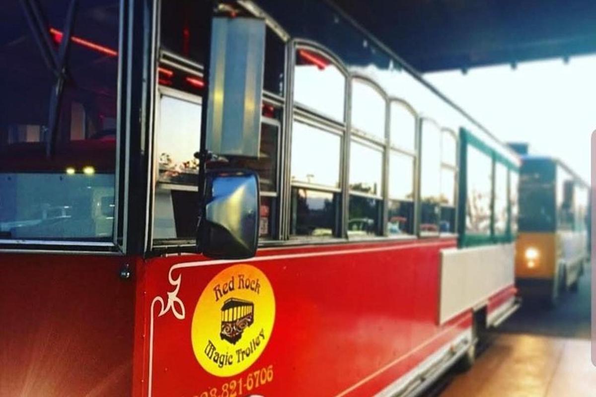 Un autobús rojo está estacionado en un garaje.