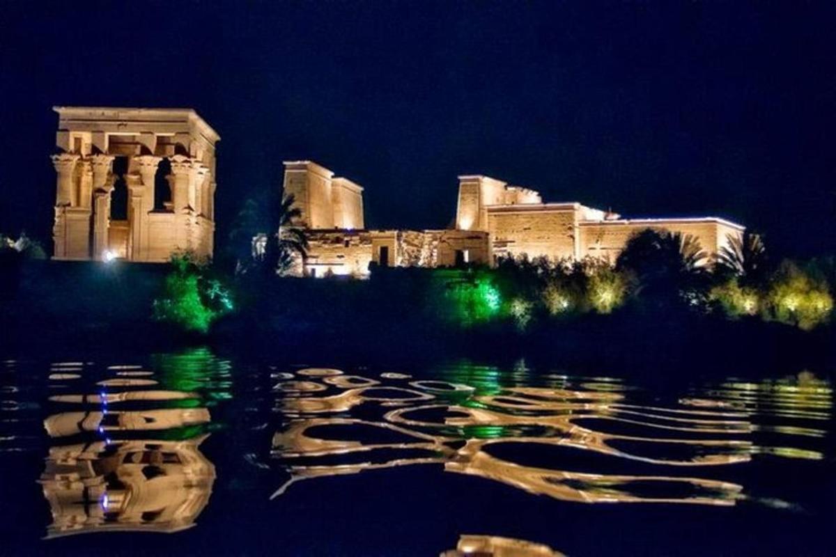 ένα κτίριο με βάρκες στο νερό τη νύχτα