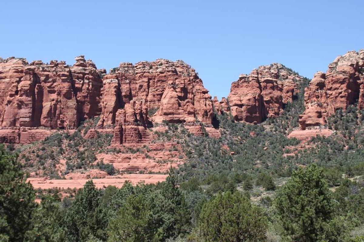 Una vista de las rocas rojas en el desierto.