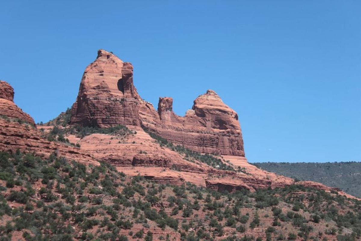 una vista de una montaña con rocas rojas