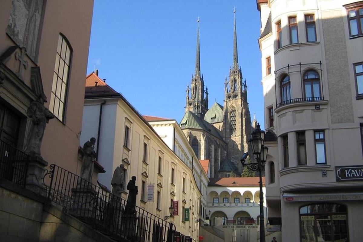 městská ulice s budovami a katedrálou v pozadí