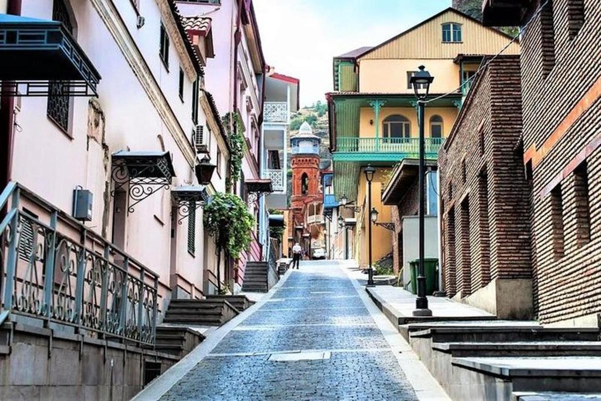 jalan kosong di bandar dengan bangunan